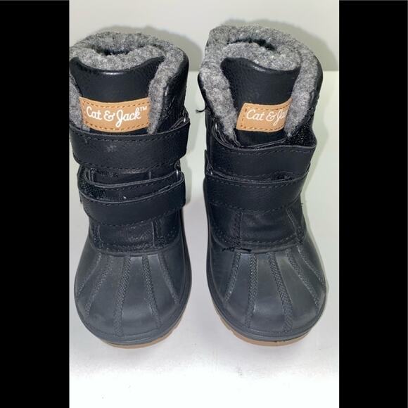 CAT AND JACK BOYS WINTER BOOT SIZE 6 - Picture 1 of 5